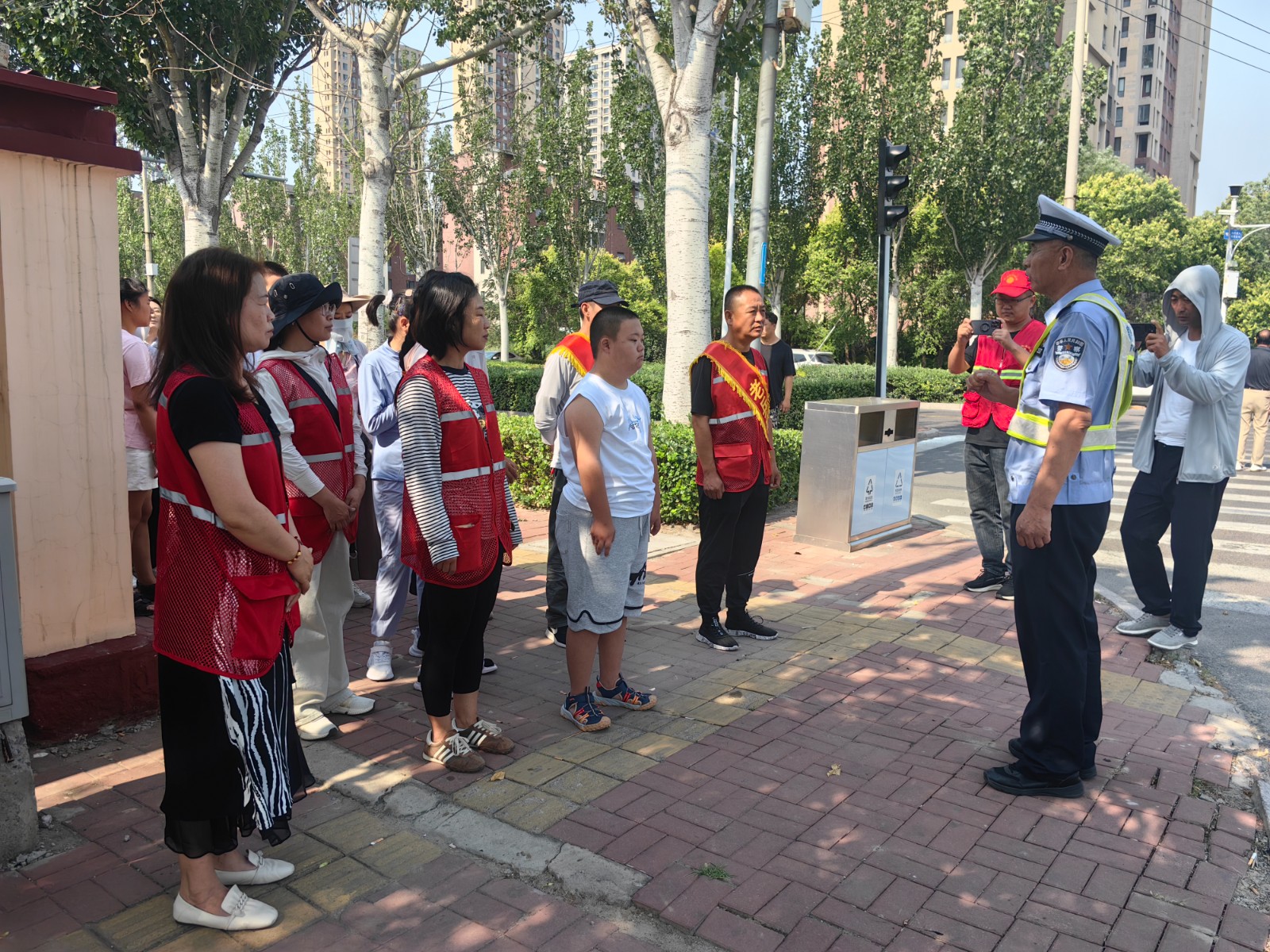 里社区：党旗辉映爱心桥开元棋牌茶淀街道清园(图1)