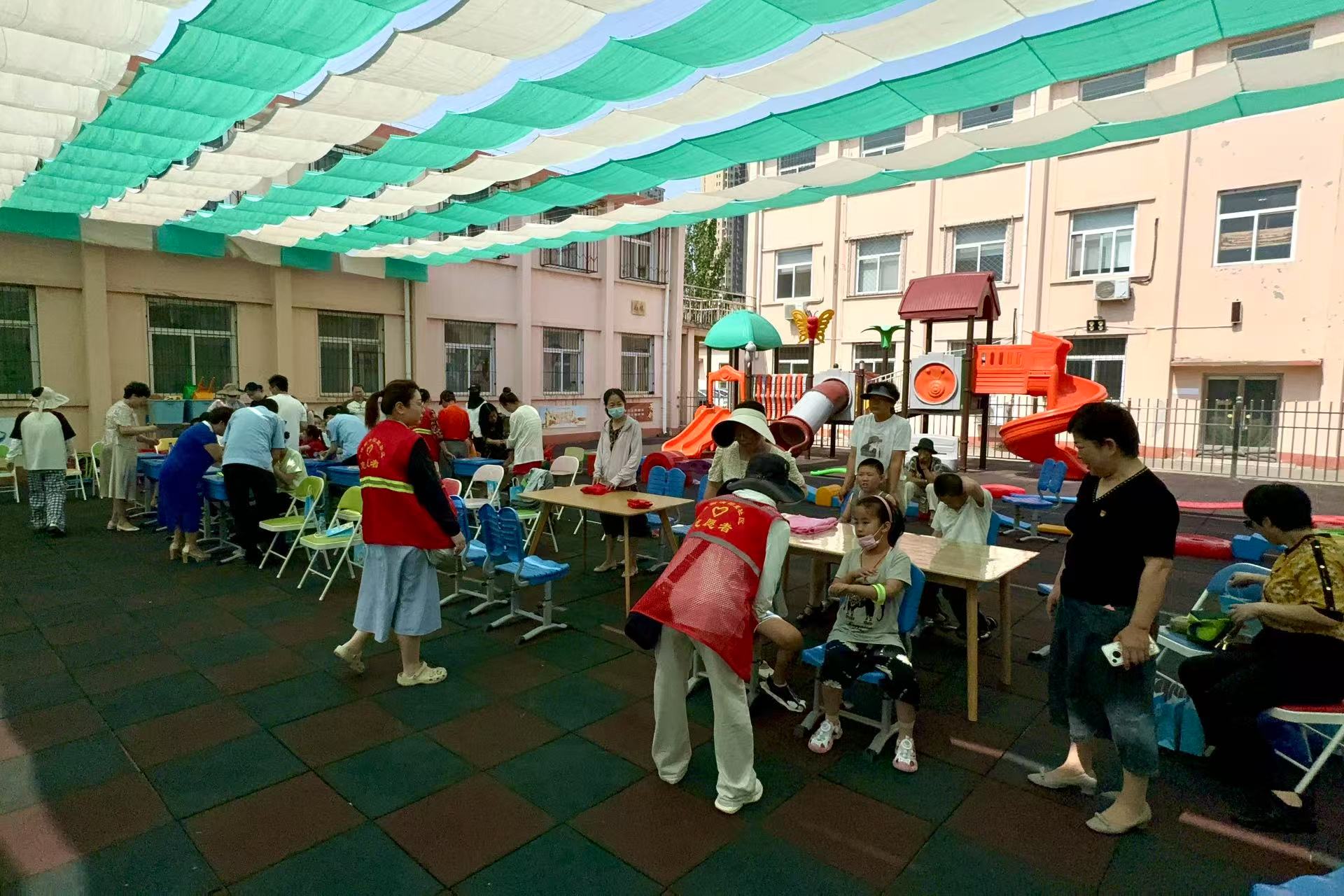 里社区：党旗辉映爱心桥开元棋牌茶淀街道清园(图2)